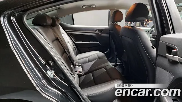 Hyundai AVANTE 2018 — фото 17