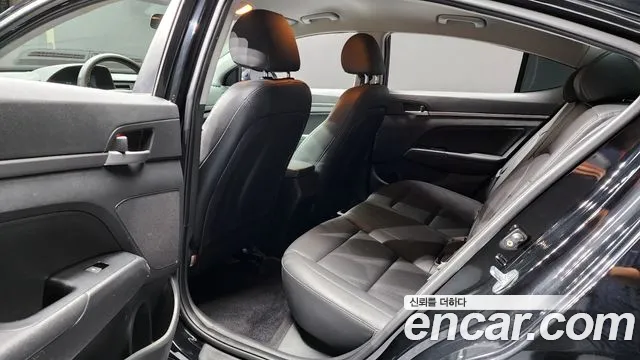 Hyundai AVANTE 2018 — фото 18