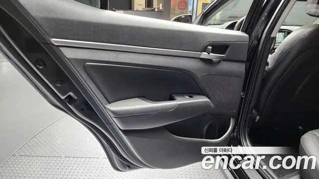Hyundai AVANTE 2018 — фото 15