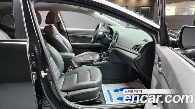 Hyundai AVANTE 2018 — фото 16