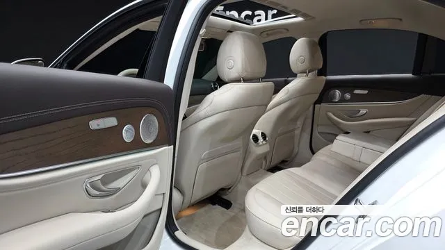 Mercedes-Benz E-Class 2020 — фото 11