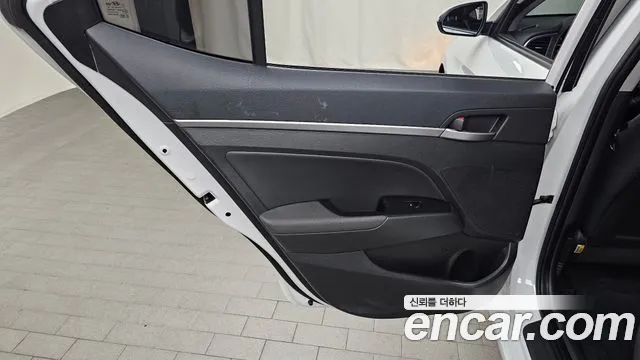 Hyundai AVANTE 2016 — фото 15