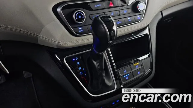 Hyundai Starex 2019 — фото 9
