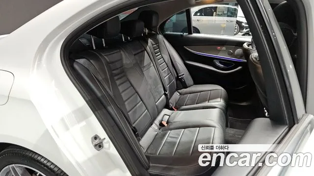 Mercedes-Benz E-Class 2019 — фото 17