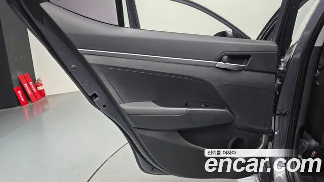 Hyundai AVANTE 2017 — фото 15