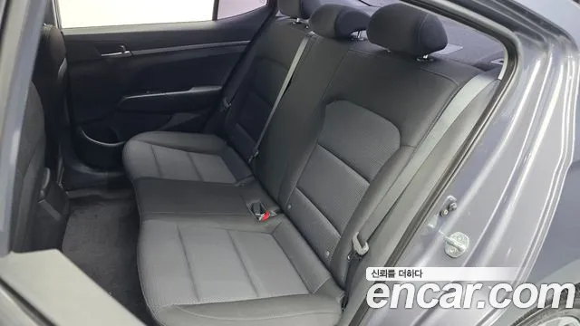 Hyundai AVANTE 2017 — фото 16