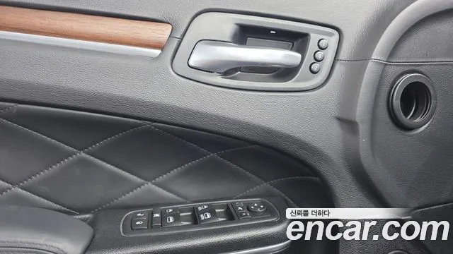 Chrysler 300C 2016 — фото 12