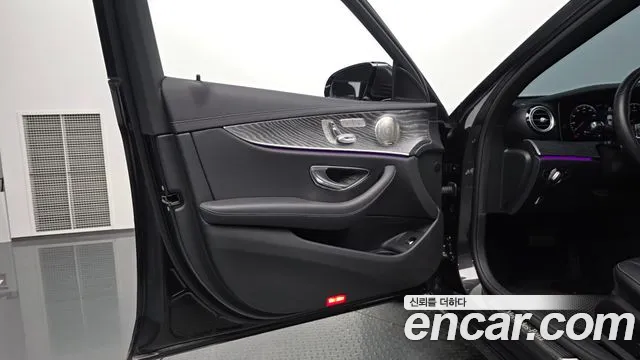 Mercedes-Benz E-Class 2022 — фото 14