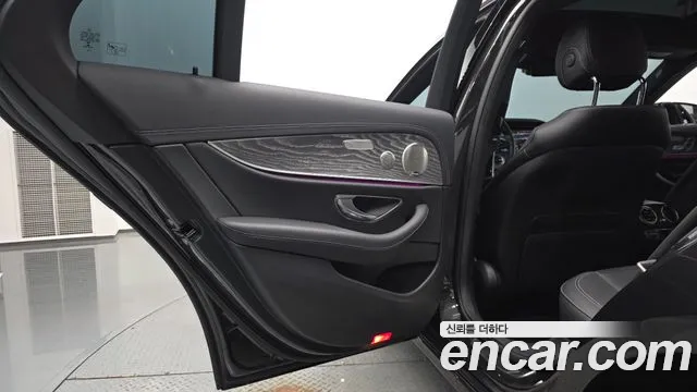 Mercedes-Benz E-Class 2022 — фото 15