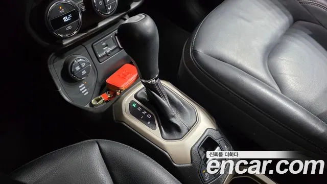 Jeep Renegade 2017 — фото 9
