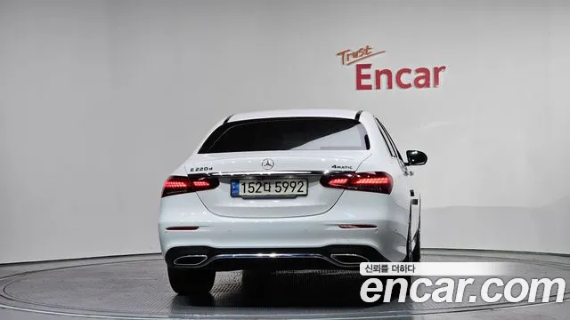 Mercedes-Benz E-Class 2022 — фото 3