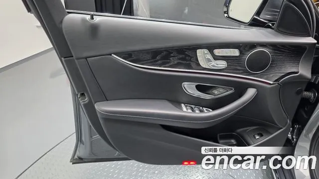 Mercedes-Benz E-Class 2017 — фото 13