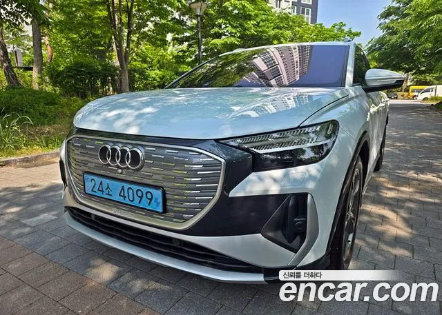Audi Q4 e-tron 2023 — фото 3