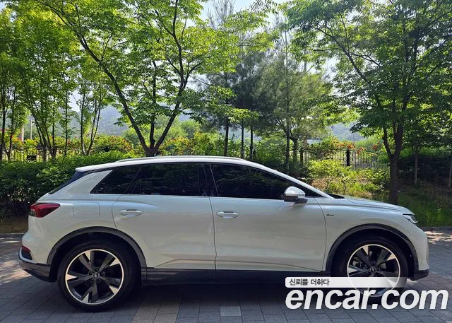 Audi Q4 e-tron 2023 — фото 8
