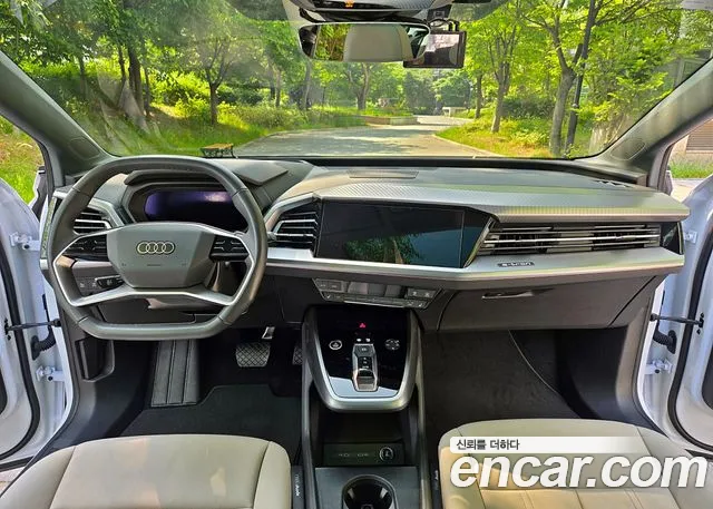 Audi Q4 e-tron 2023 — фото 13