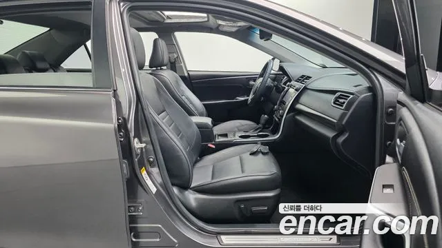 Toyota Camry 2017 — фото 16