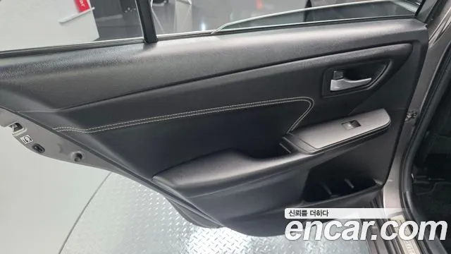 Toyota Camry 2017 — фото 14