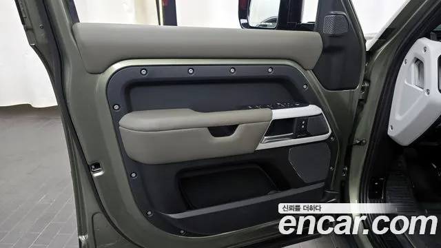 Land Rover Defender 2022 — фото 14
