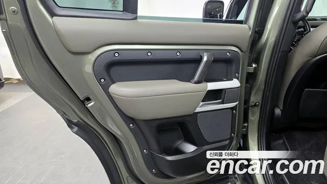 Land Rover Defender 2022 — фото 15