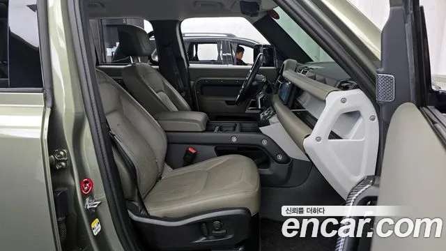 Land Rover Defender 2022 — фото 16