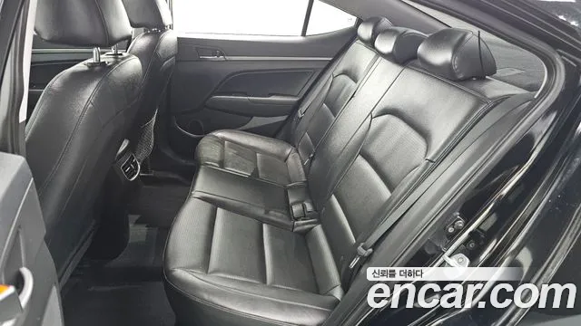 Hyundai AVANTE 2016 — фото 11