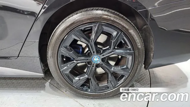 BMW i4 2023 — фото 7