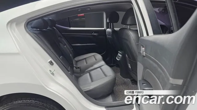 Hyundai AVANTE 2016 — фото 11