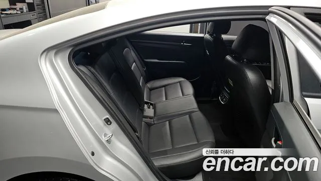 Hyundai AVANTE 2017 — фото 11