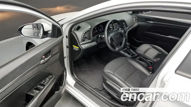 Hyundai AVANTE 2017 — фото 12