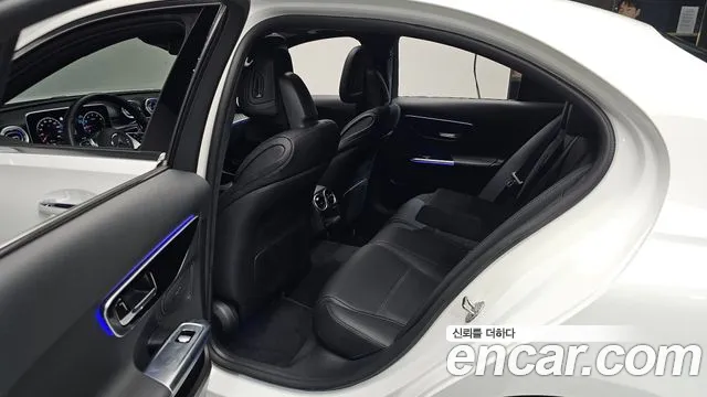Mercedes-Benz C-Class 2023 — фото 17