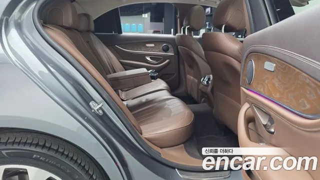 Mercedes-Benz E-Class 2018 — фото 18