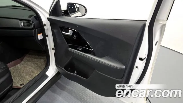 Kia Niro 2018 — фото 14