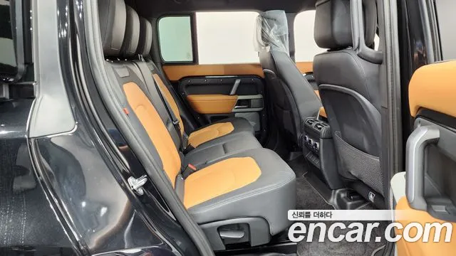 Land Rover Defender 2023 — фото 17