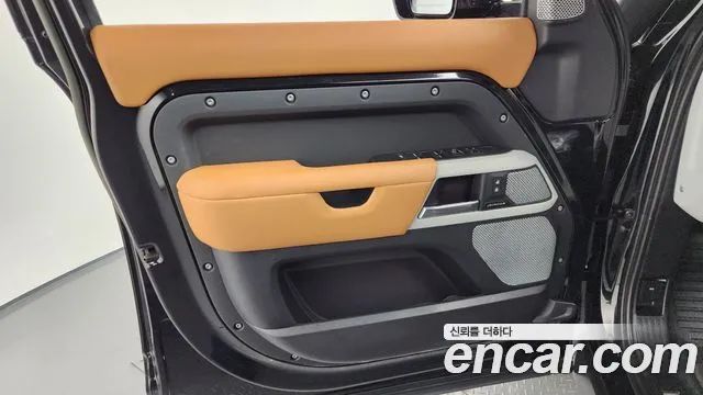 Land Rover Defender 2023 — фото 14
