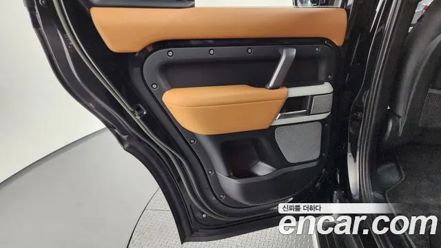 Land Rover Defender 2023 — фото 15
