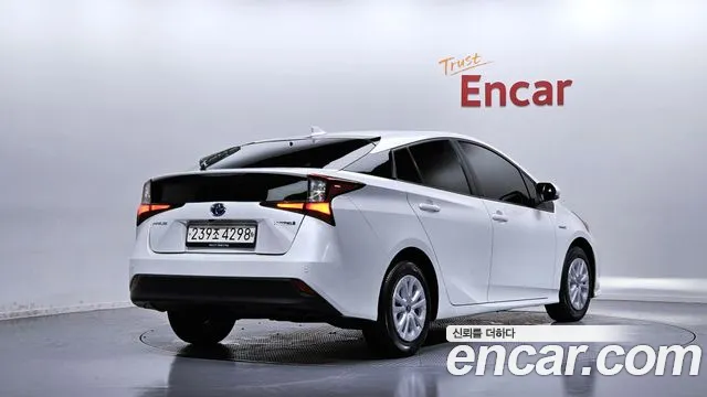 Toyota Prius 2022 — фото 2