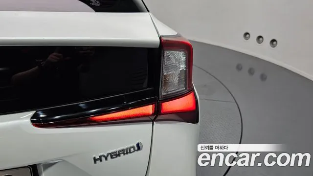 Toyota Prius 2022 — фото 9