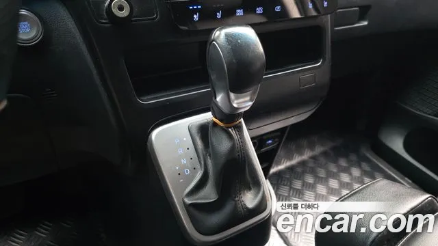 Hyundai Staria 2023 — фото 12