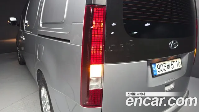 Hyundai Staria 2023 — фото 9