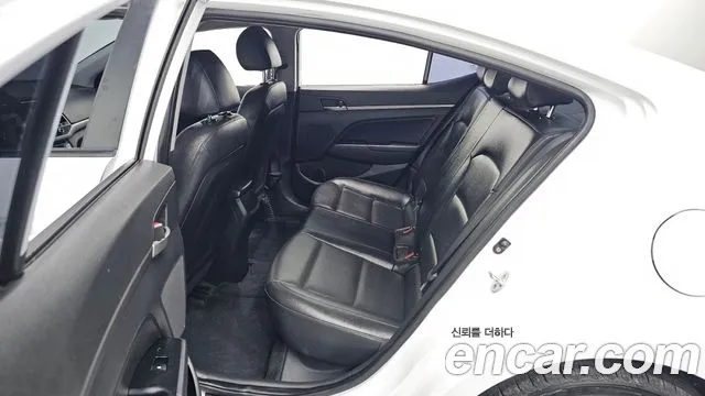 Hyundai AVANTE 2018 — фото 11