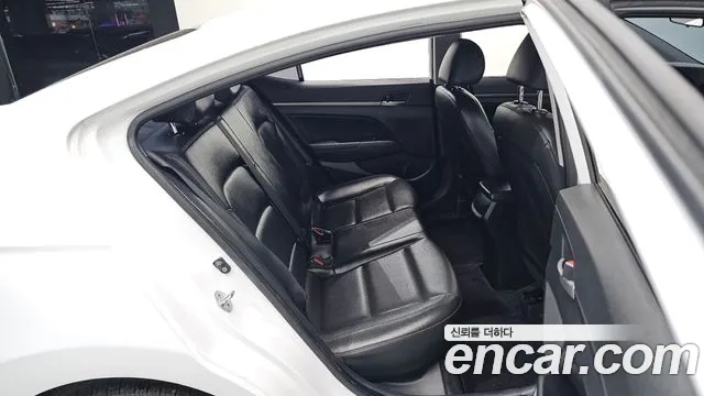 Hyundai AVANTE 2018 — фото 12