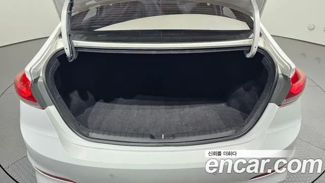 Hyundai AVANTE 2018 — фото 17