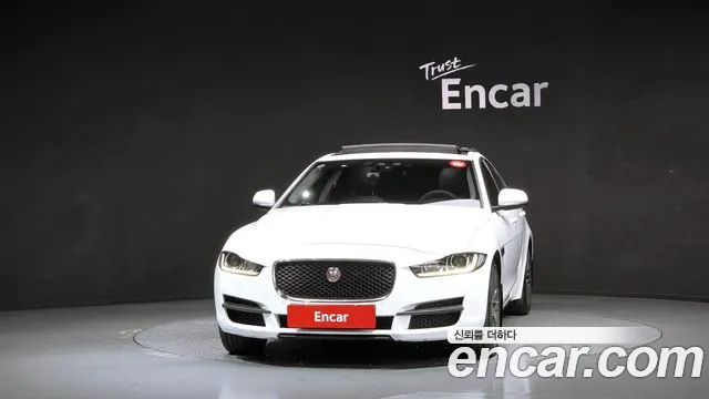 Jaguar XE 2017 — фото 3