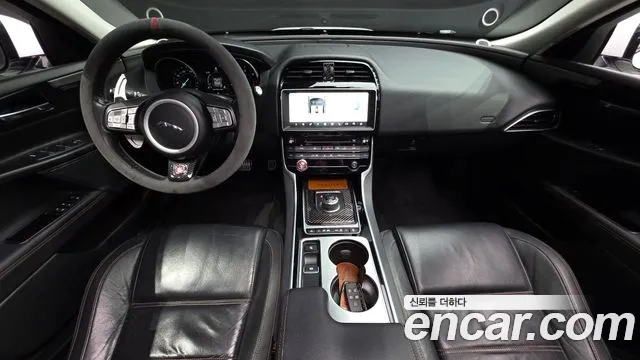 Jaguar XE 2017 — фото 10