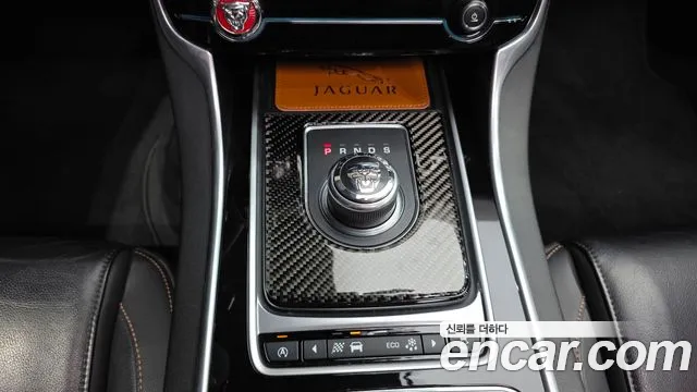 Jaguar XE 2017 — фото 12