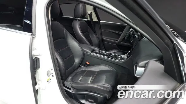 Jaguar XE 2017 — фото 17