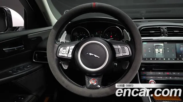 Jaguar XE 2017 — фото 19