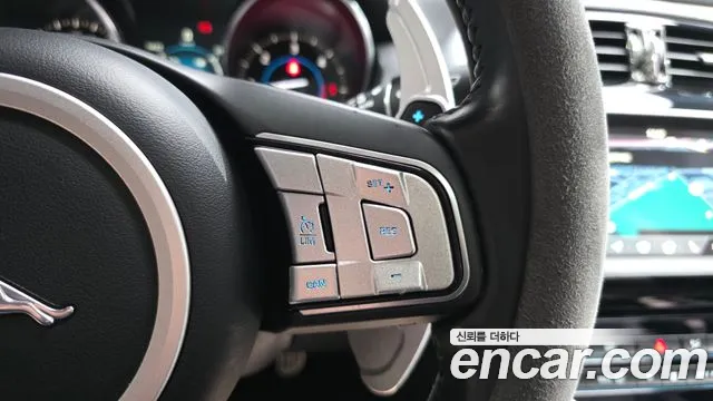 Jaguar XE 2017 — фото 23