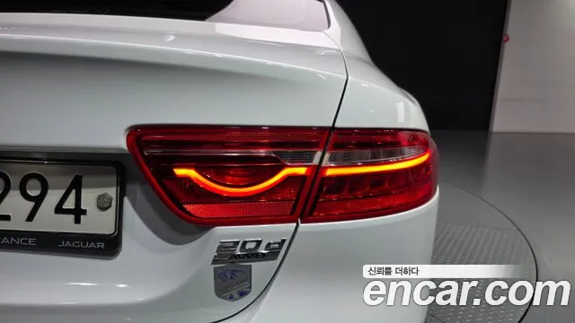 Jaguar XE 2017 — фото 9