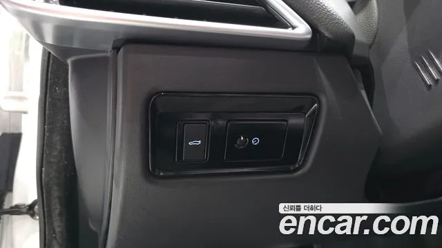 Jaguar XE 2017 — фото 28